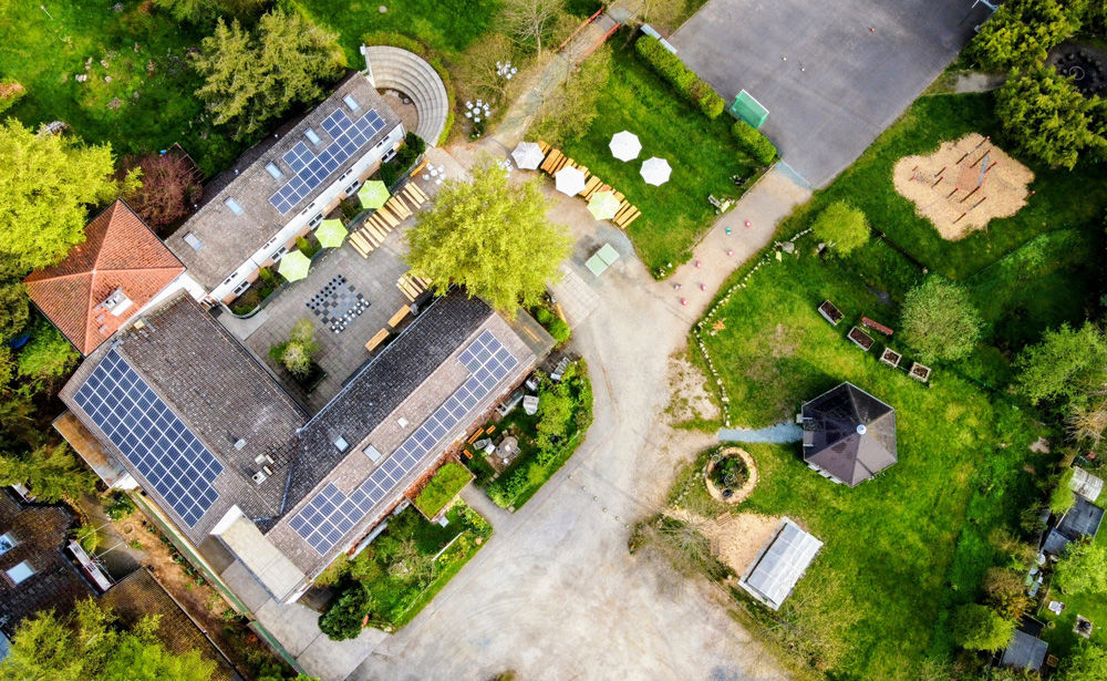 Photovoltaik auf den Dächern von Haus Heliand