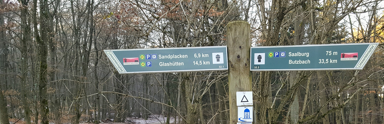 Wegzeichen am Römerkastell Saalburg im Hochtaunus